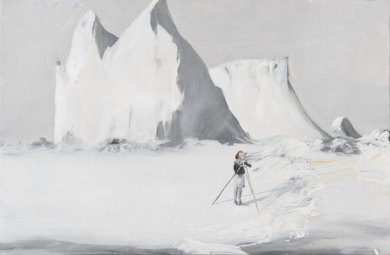 Målning. Kvinna står vid ett kamerastativ framför ett berg.