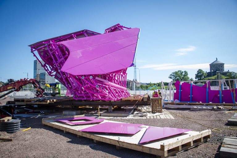 Stor rosa skulptur på en arbetsplats