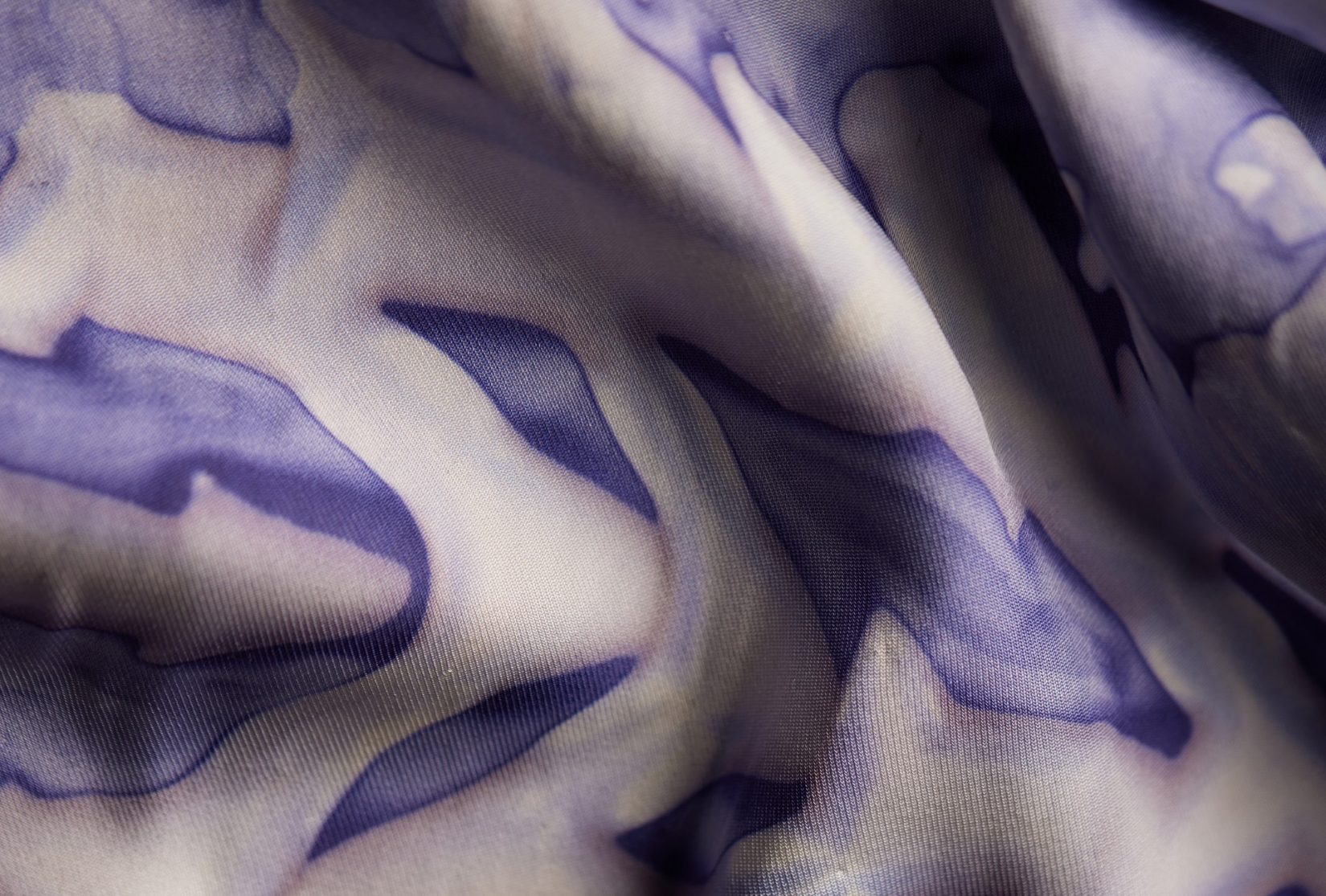 grafisk bil med lila och vit färg