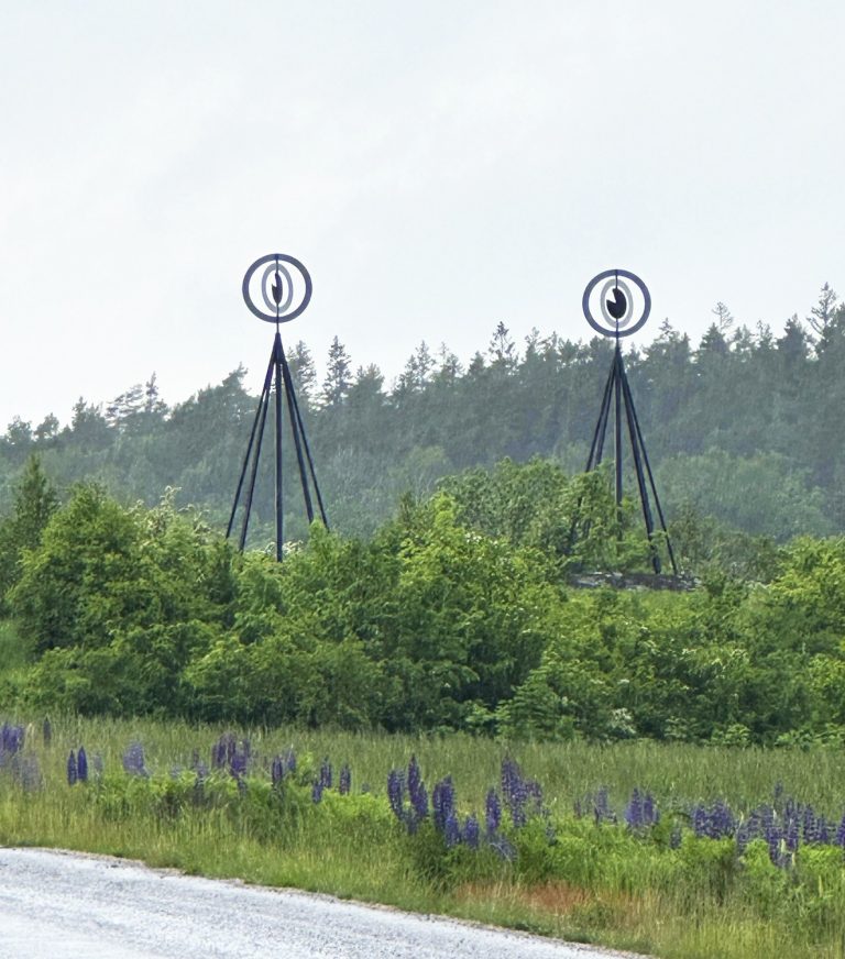 två verk vid en äng