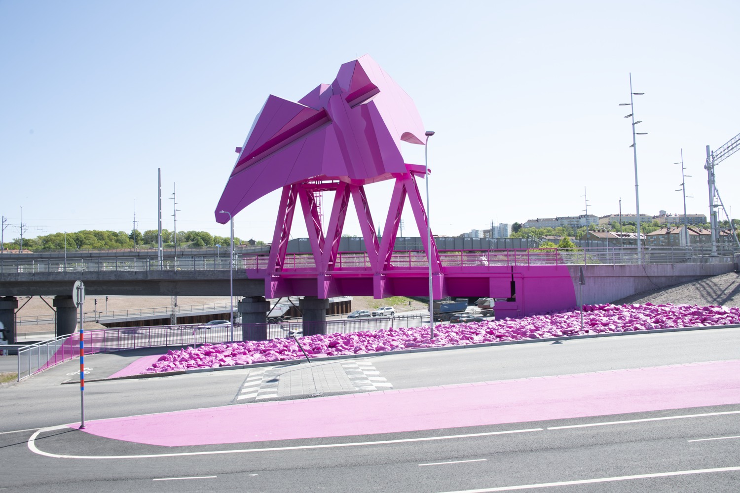 En rosa skulptur vid sidan av en motorväg.