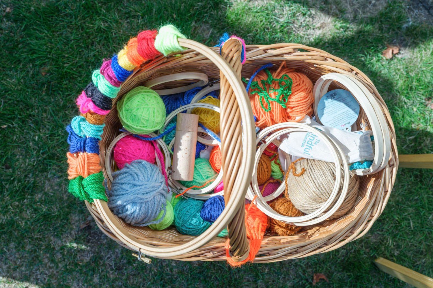 En korg fylld med garn och virknålar