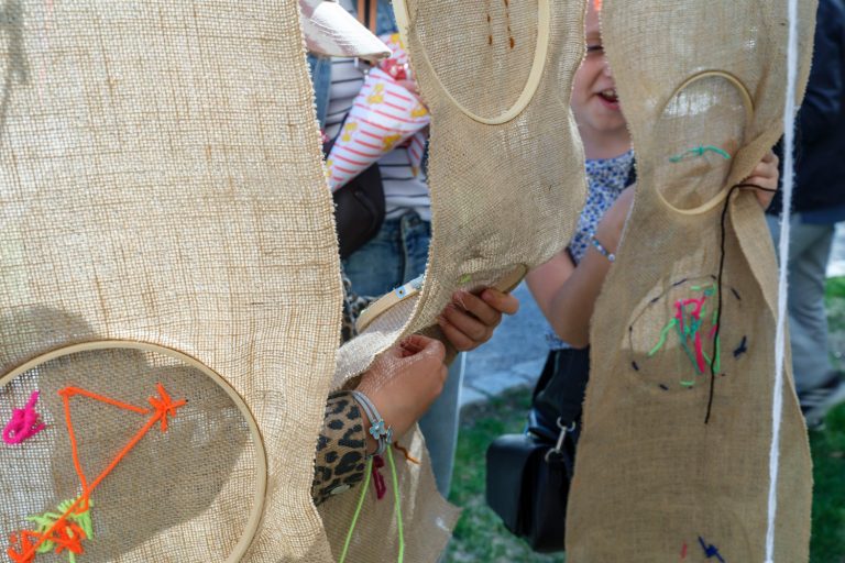 En grupp människor som står bredvid varandra