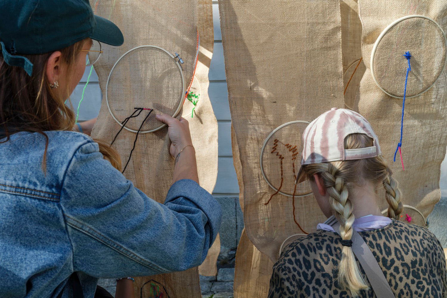 En kvinna som håller i en sax bredvid en annan kvinna