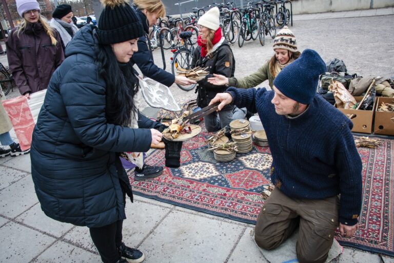 Människor som äter ute