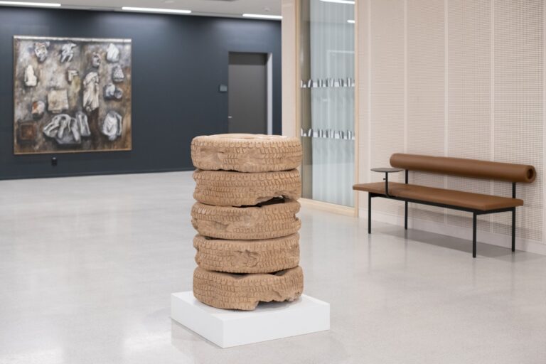 En stapel burlocks som sitter på en vit piedestal