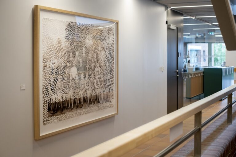 En bild som hänger på väggen i en byggnad