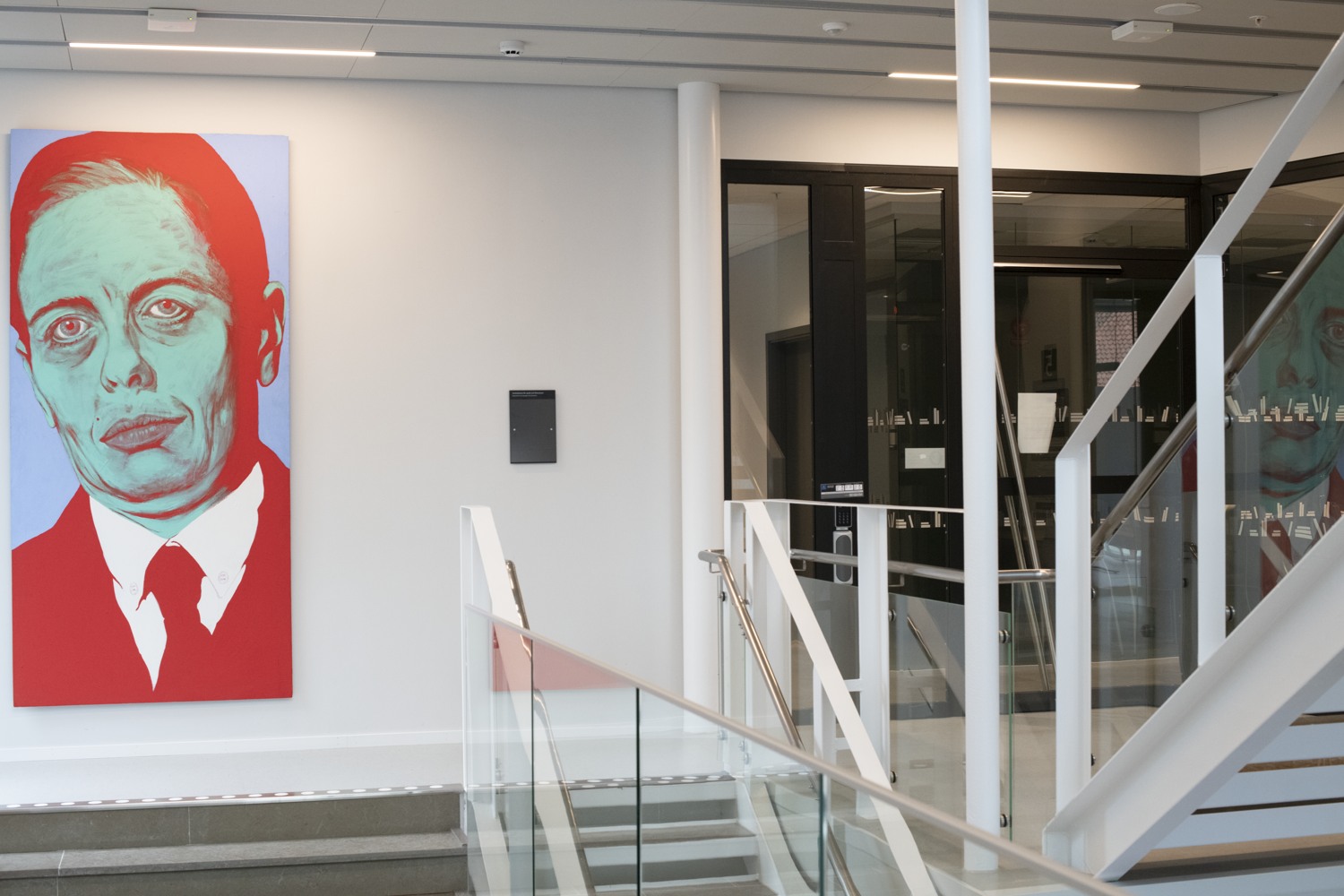 En målning av en man i kostym på en vägg