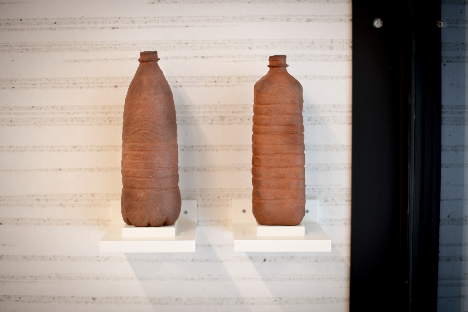 Några vaser som står på en hylla