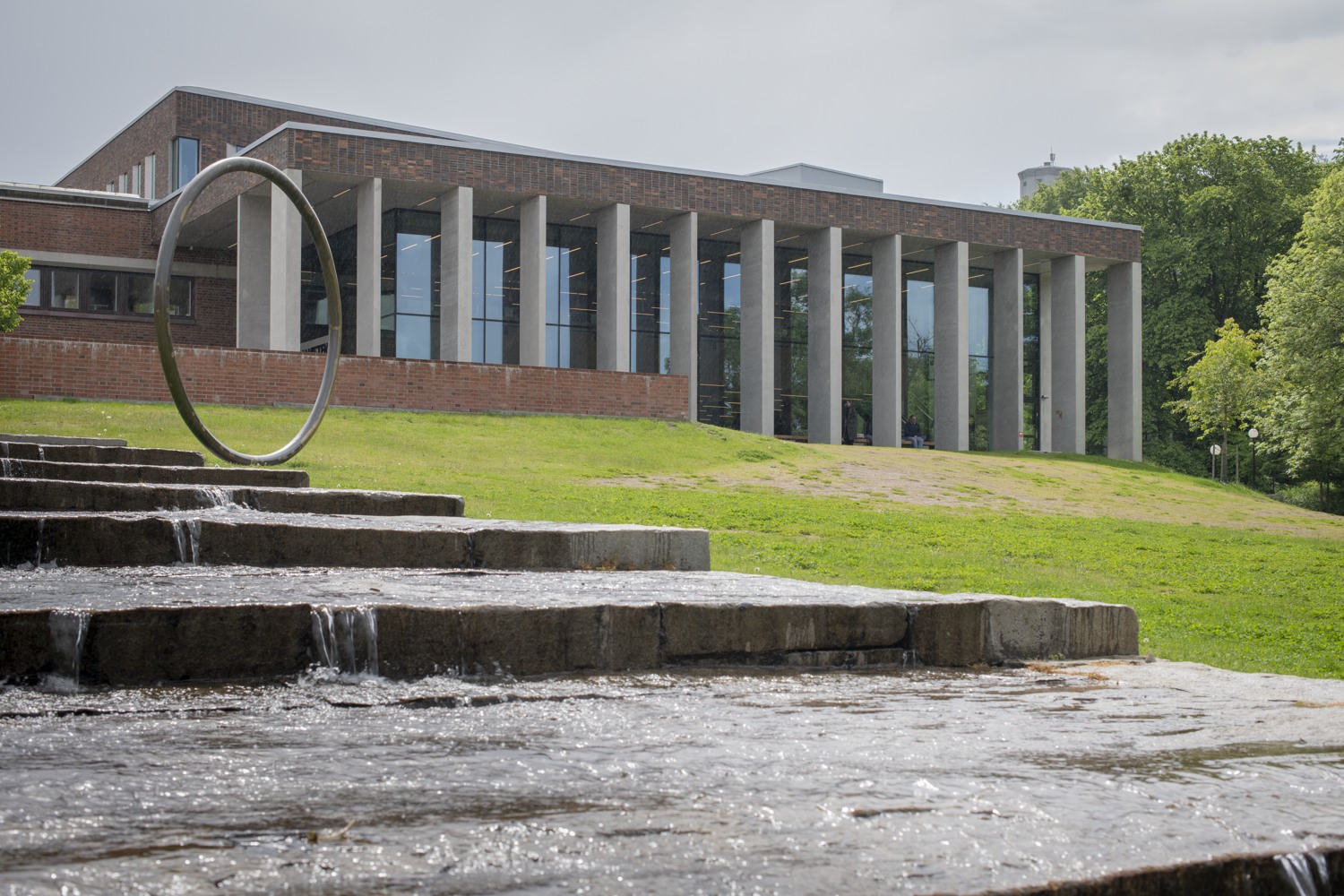 En byggnad med en fontän framför