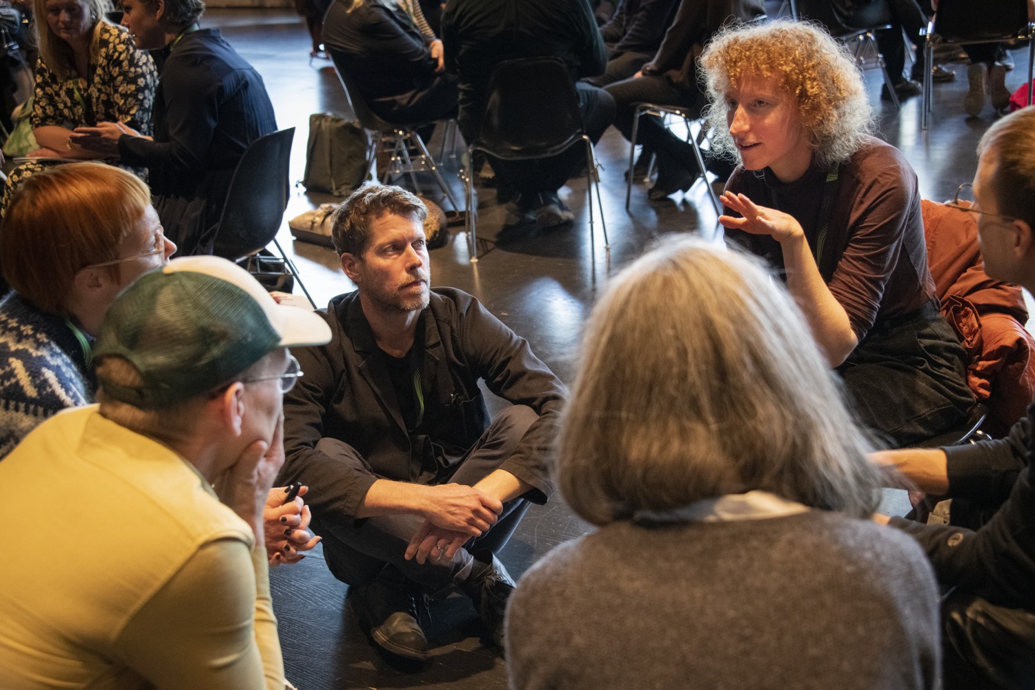 Människor sitter i ring