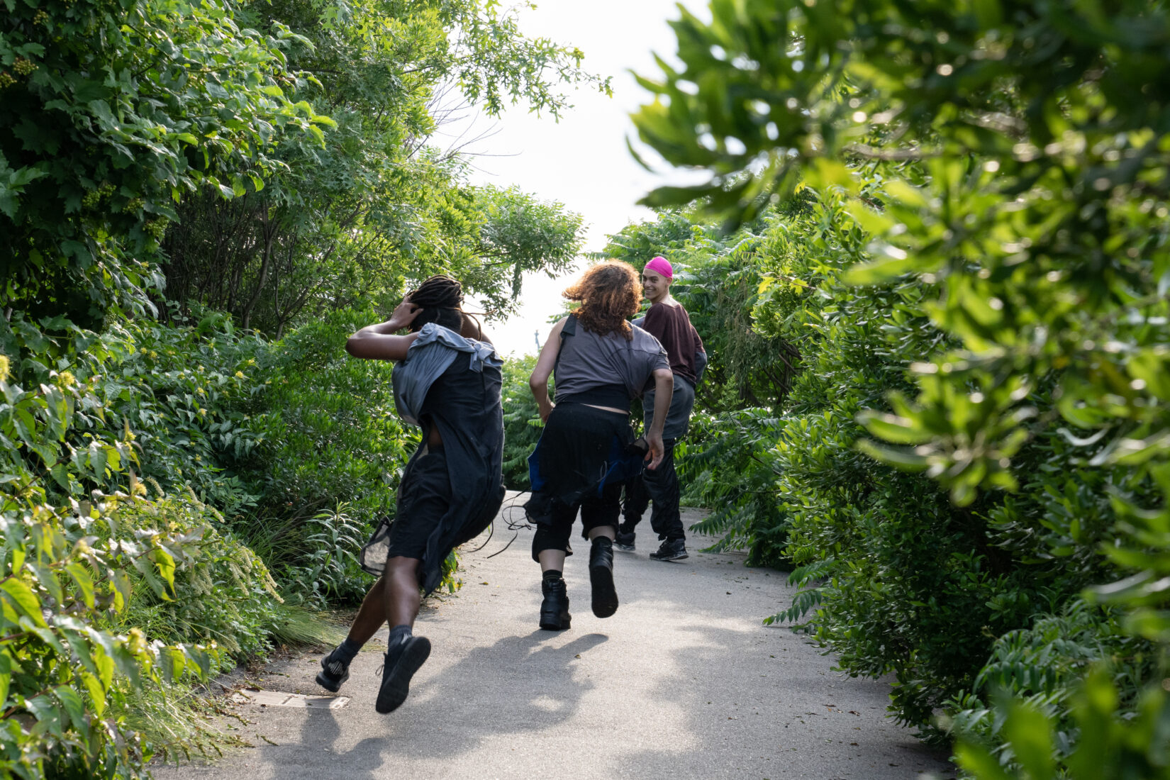 Människor som springer på en väg
