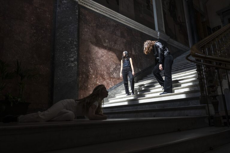 En man och en kvinna går nerför en trappa.