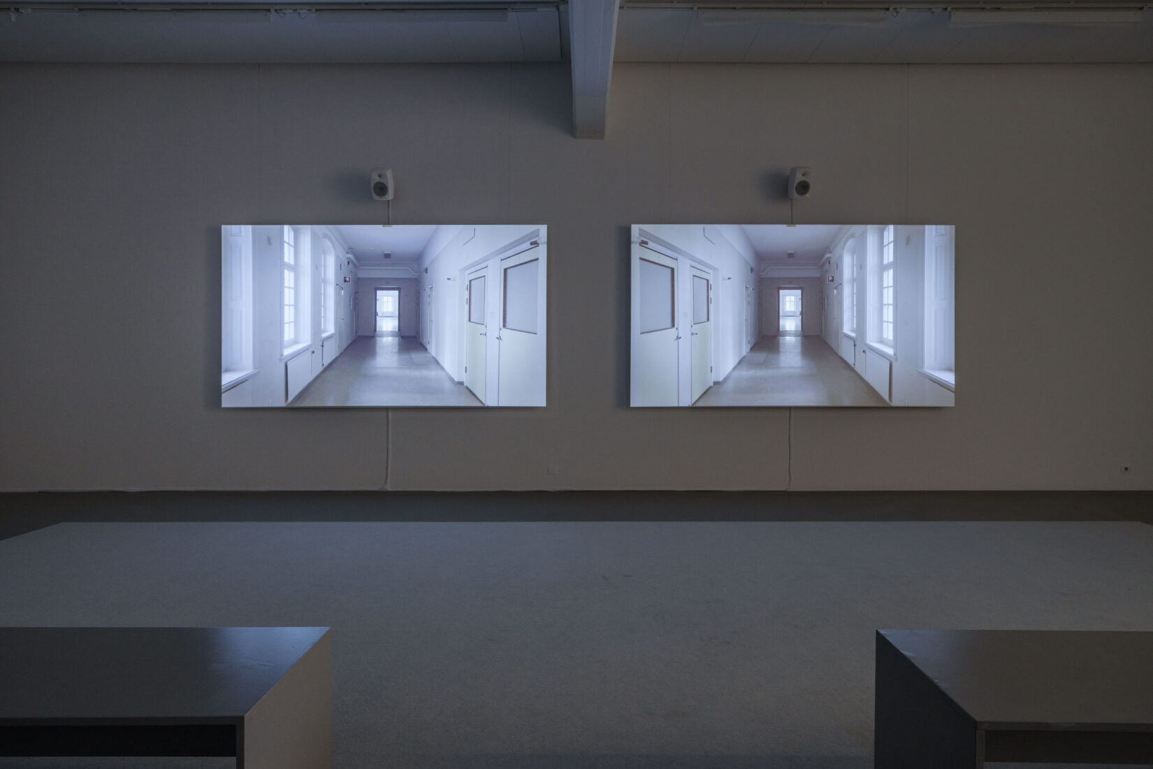 ett rum med två videoverk