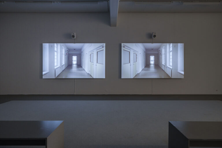 ett rum med två videoverk