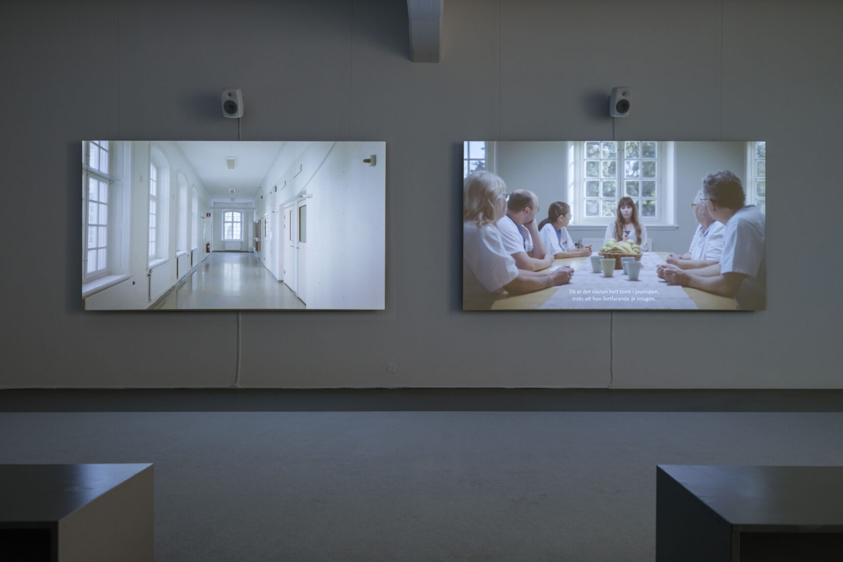 ett rum med två videoverk