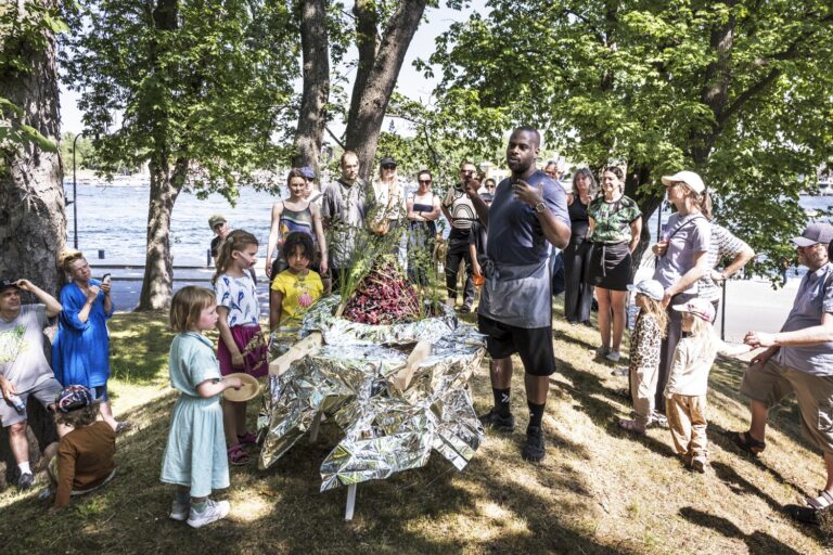 En grupp människor som står runt ett träd.
