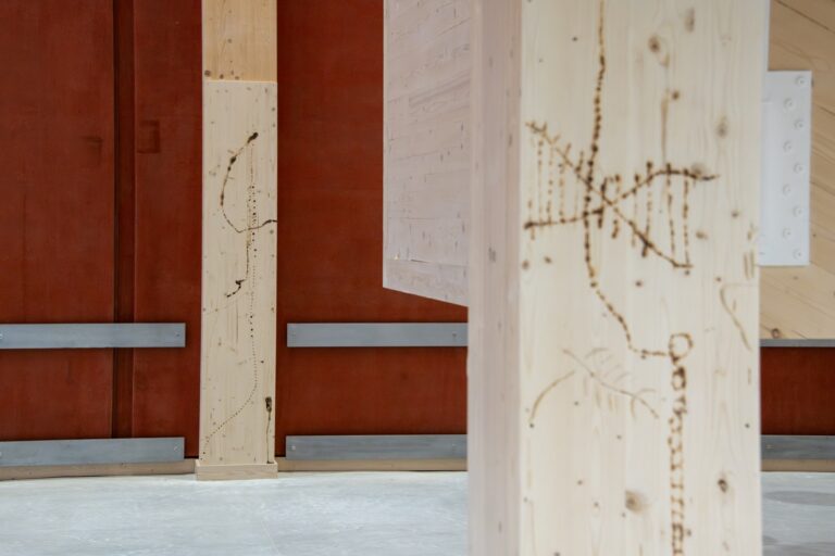 Ett rum med mycket trä på väggarna