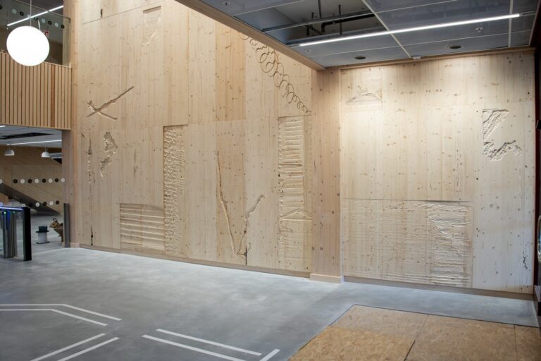 Ett rum med mycket trä på väggarna.