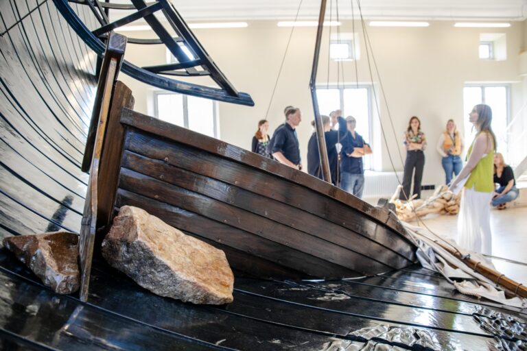 En grupp människor som tittar på ettverk