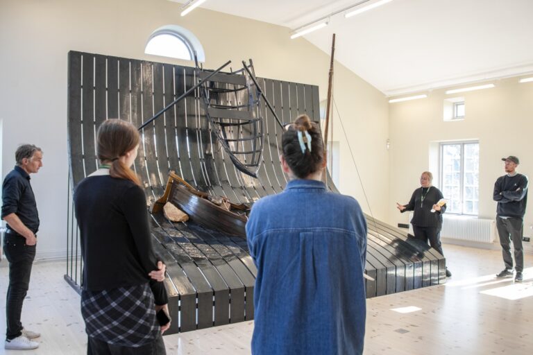 En grupp människor som tittar på ettverk