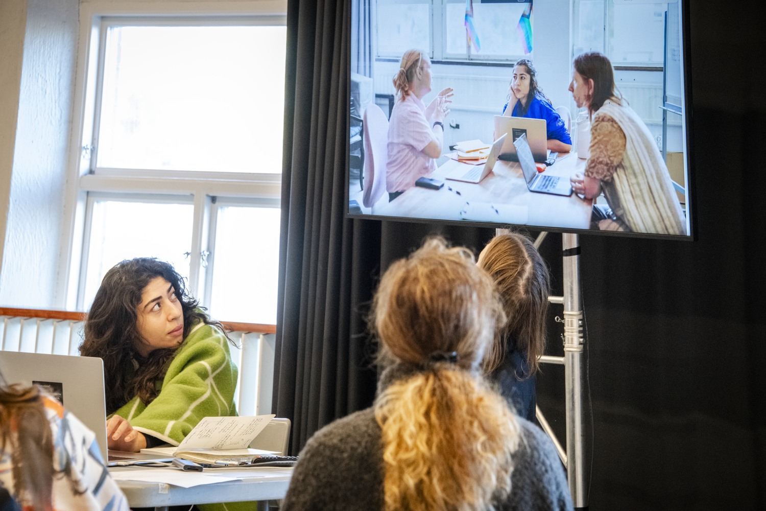 En grupp människor tittar på en skärm