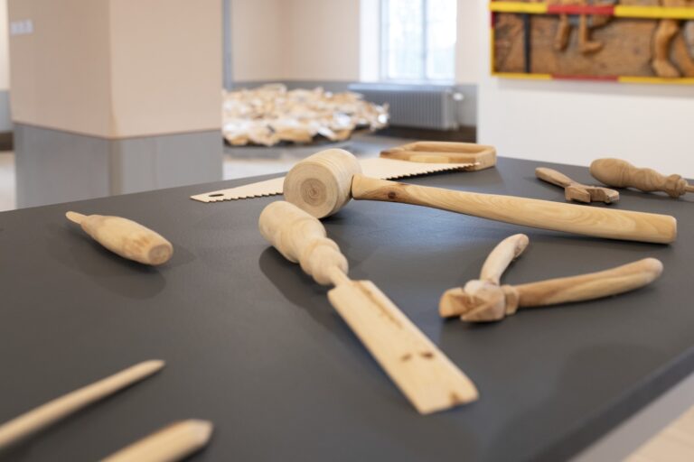 Trä bitar på ett bord