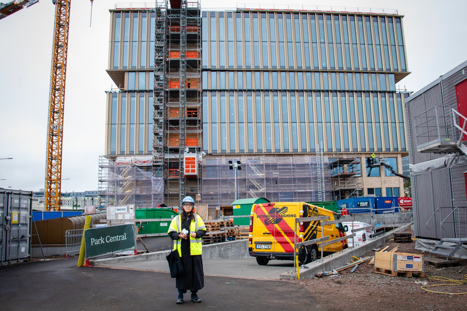 En person och ett hus