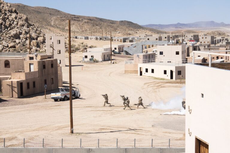 personer som springer med vapen