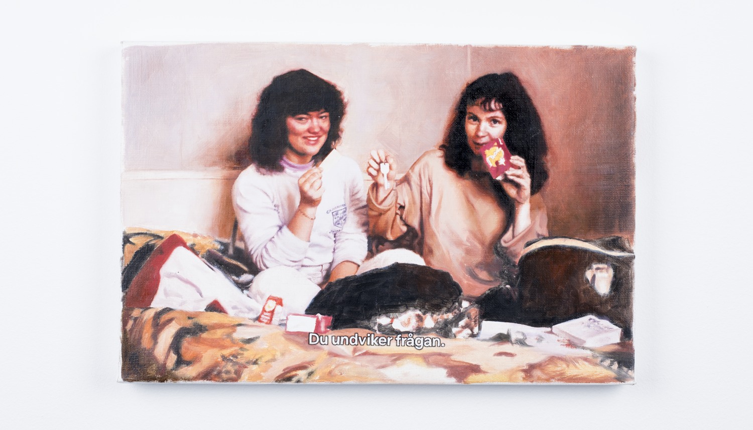 Några kvinnor sitter på en säng.