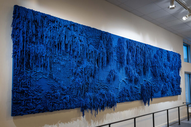 Blå tyg installation