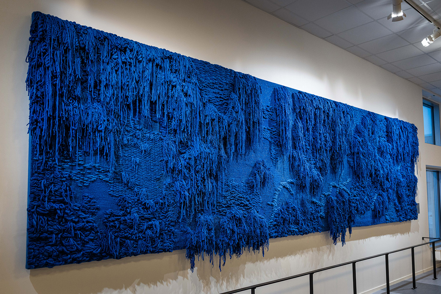 Blå tyg installation