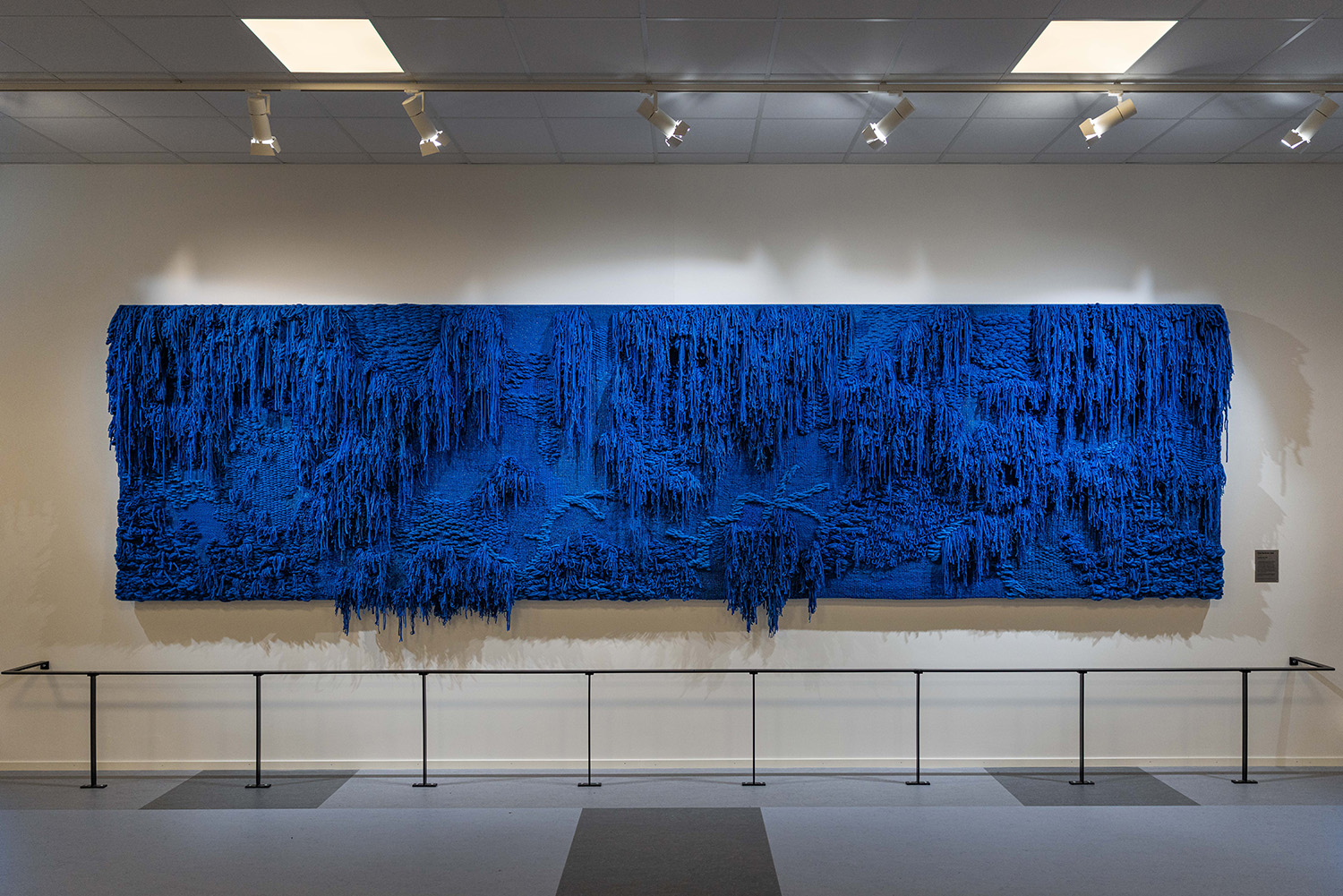 Blå tyg installation