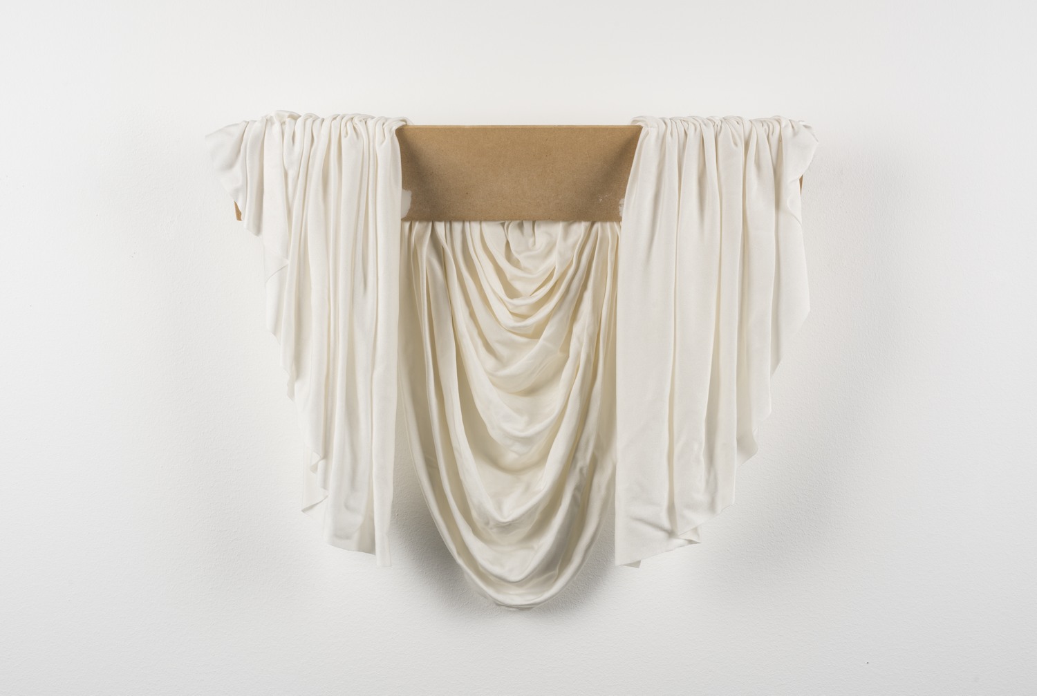 Ett tygstycke som hänger på en vägg.