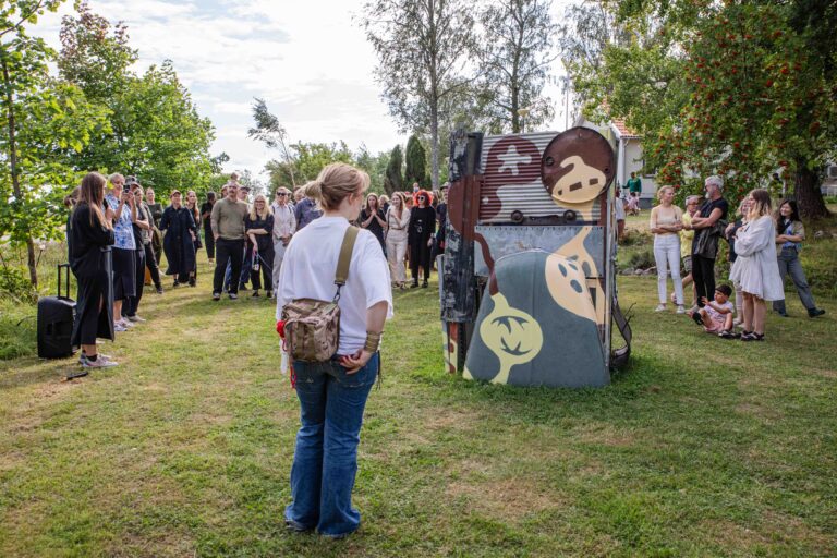 en grupp människor runt ett verk