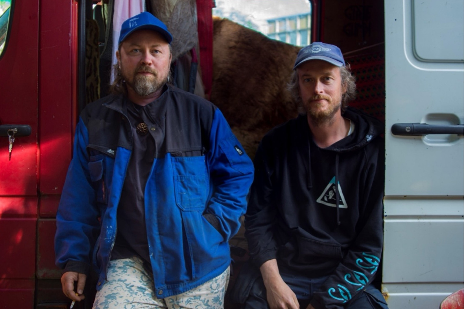Två personer som sitter