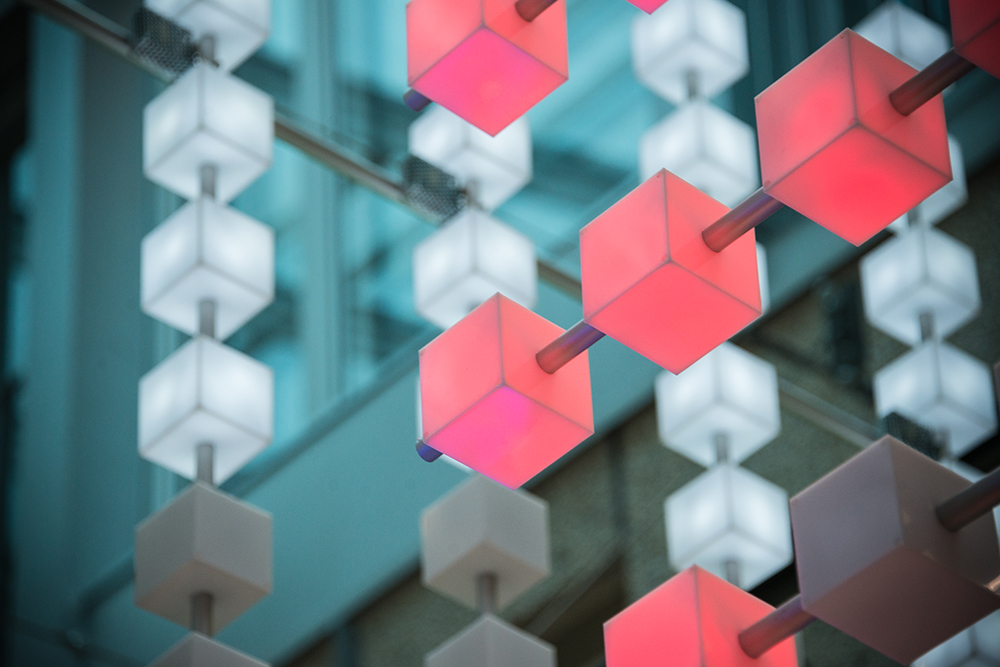 De färglysande LED-kuberna är monterade i räta linjer. Gustav Hellberg, XYZ