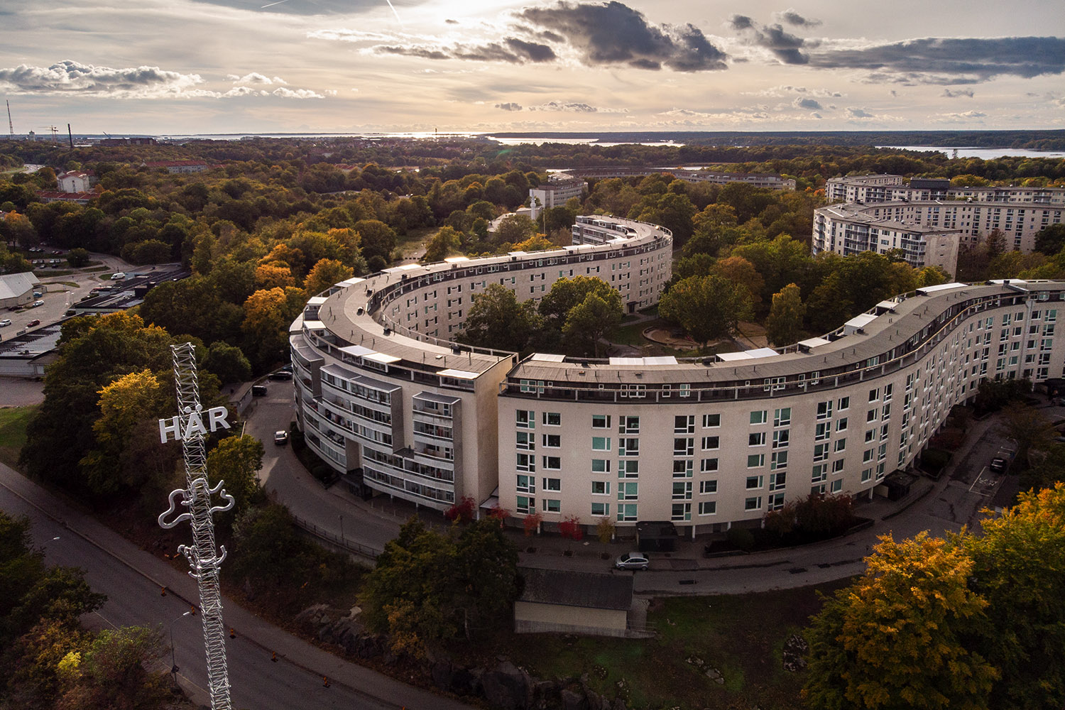Bostadsområde med höghus sett uppifrån.