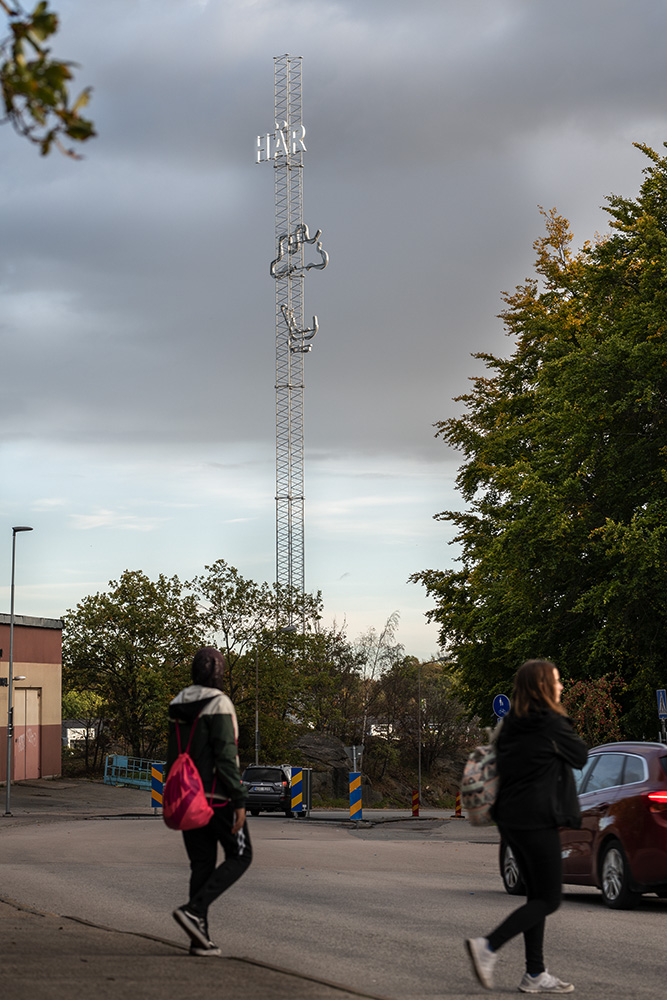 Hög stolpe i ett bostadsområde.