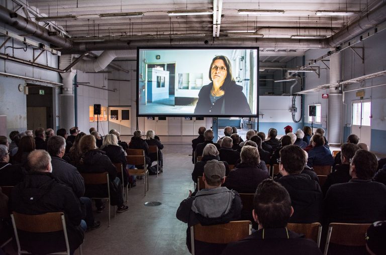 Filmvisning. Sara Jordenö, Diamantfolket.