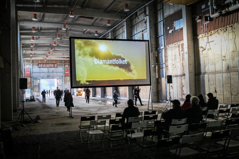 Filmvisning. Sara Jordenö, Diamantfolket.