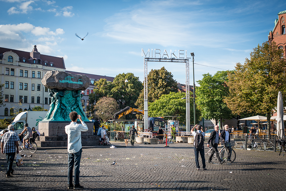 Ordet "Mirakel" i ljusskrift upphöjt på en ställning på Möllevångstorget. Santiago Mostyn, Mirakel.