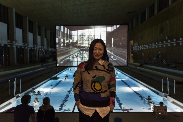 Bild på Lisa Tan som står fram verket My Picture of You