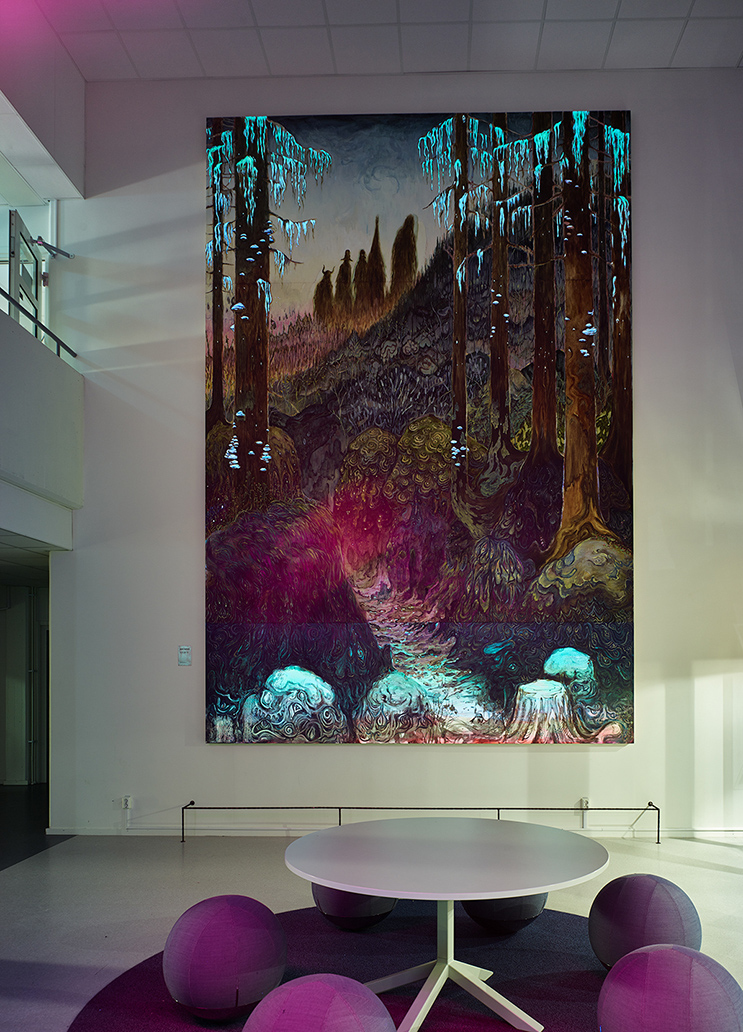 Trollskogen blir ännu trollskare i nattens fluorescerande sken. Danilo Stankovic, När fåglar tystna.