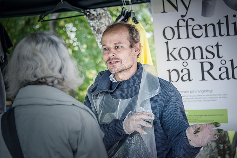 Konstnären Michael Beutler pratar med en kvinna.