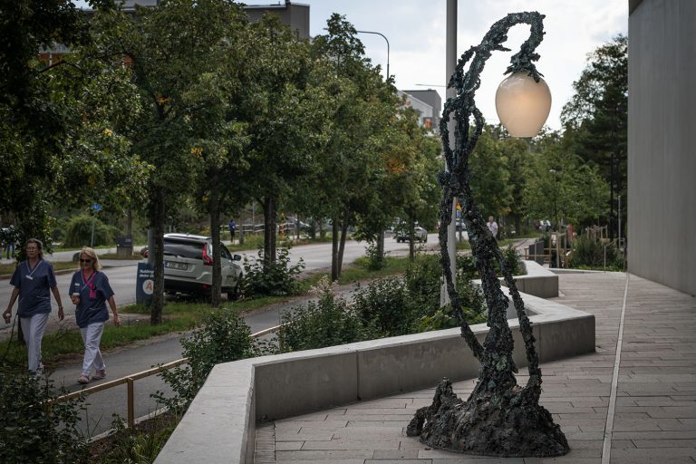 Lykta och två gående kvinnor