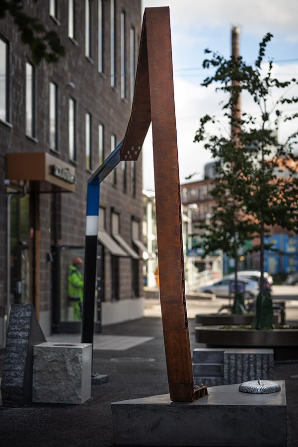 Konstverk utanför tegelbyggnad.