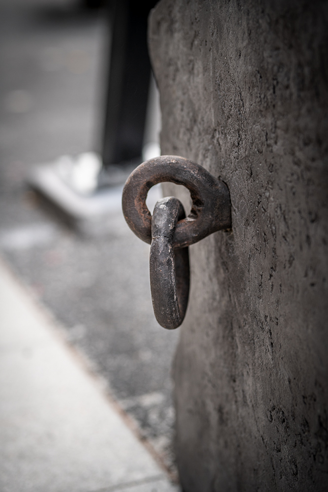 Metallögla som är fastsatt i en sten.