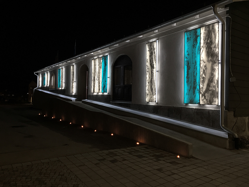 Mot långsidorna på Ismagasinet sitter upplysta corianplattor i verket Correlation.