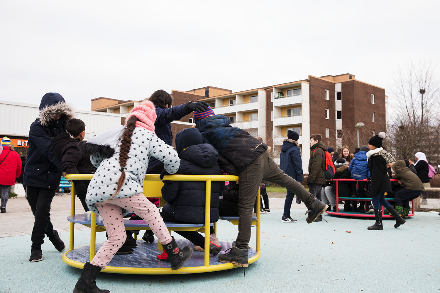 Bild på två karuseller i verket Jaguars can't be heard and yet they sing.